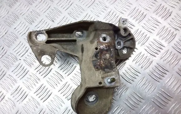 Volkswagen PASSAT B5 Engine mounting bracket 4B0199352B