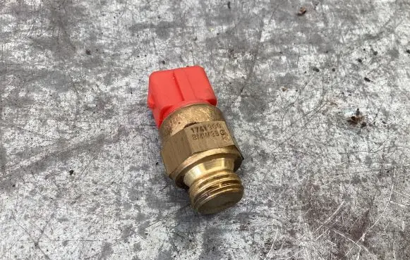 BMW 5 E39 Coolant temperature sensor 1741900 BMW35C