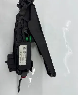 Accelerator throttle pedal