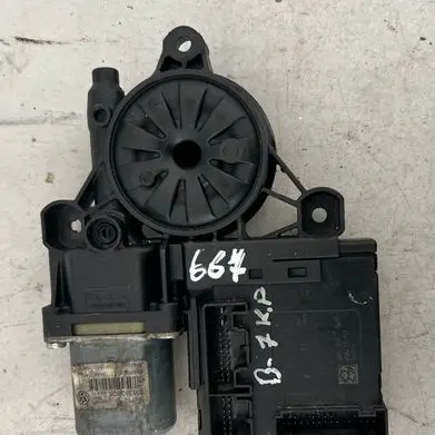 Volkswagen PASSAT B7 Front door window regulator motor 0130822451