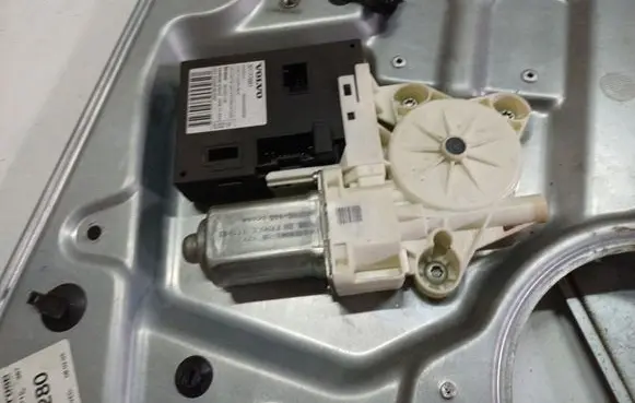 Volvo V50 Front door window regulator motor 30737681