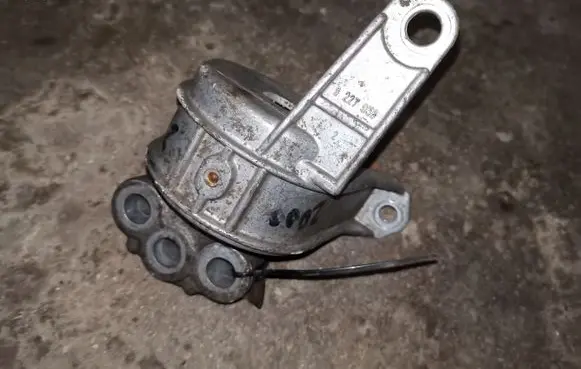 Opel Zafira B Engine mount bracket 90539246