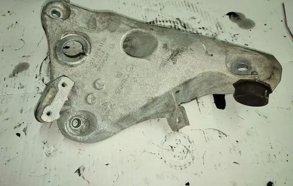 BMW 5 F10 F11 Engine mounting bracket 6859785