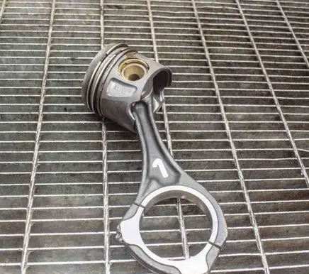 Mercedes-Benz E W212 Piston A6420305517 A6420305220