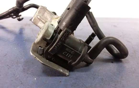 Volkswagen Golf Plus Vacuum valve 1K0906283A