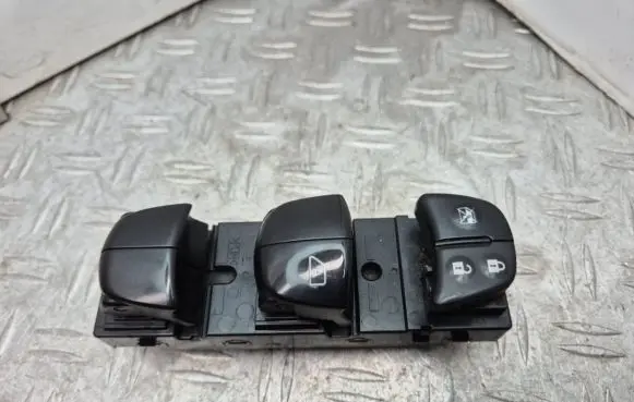 Nissan Qashqai Electric window control switch