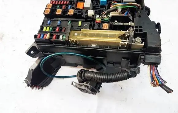 Toyota Avensis T270 Fuse box set 9099XA1