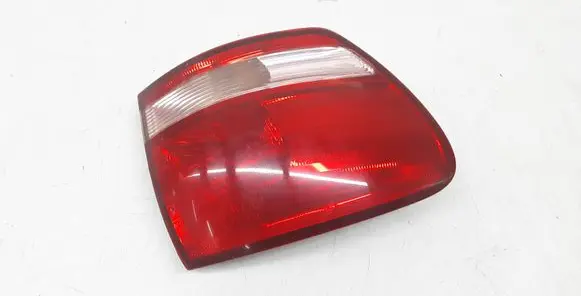 Toyota Avensis Verso Rear/tail lights E137652