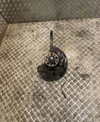 Mercedes-Benz E W211 Front wheel hub 2113302120 A2113302120