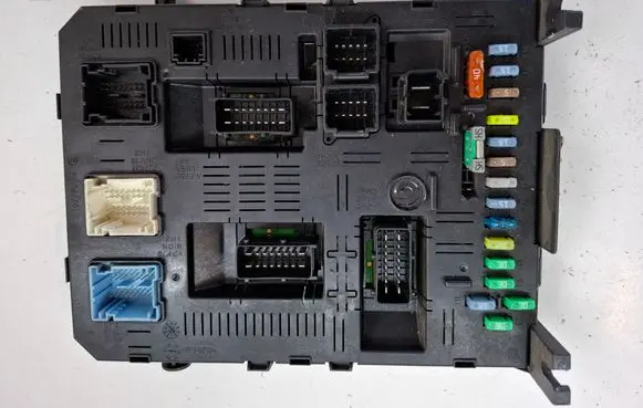 Citroen C4 Grand Picasso Fuse module 9663510180