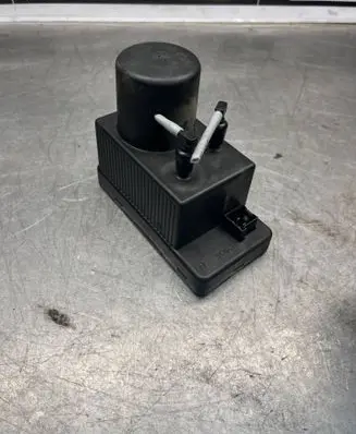 Mercedes-Benz CLK A209 C209 Central locking vacuum pump 2038000048 0132006365