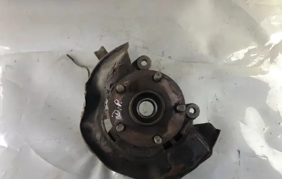 Front wheel hub