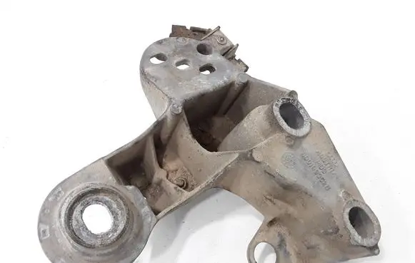 Audi A4 S4 B5 8D Engine mounting bracket 8D0199352H