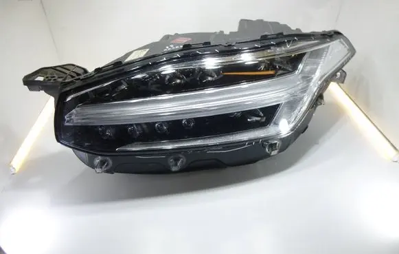 Volvo XC90 Headlight/headlamp 32342482