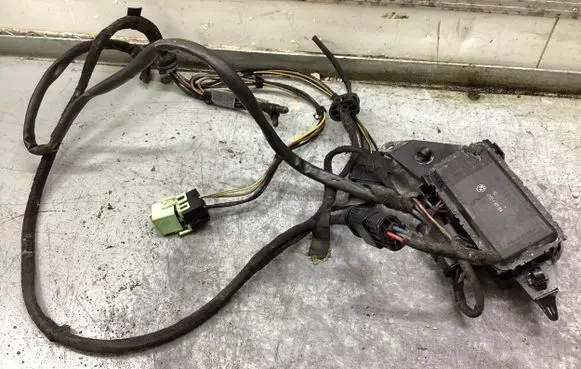 BMW 5 E39 Coolant fan relay 67326921354