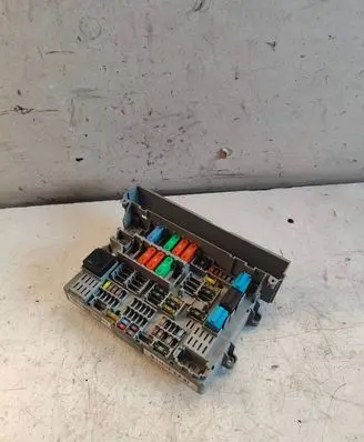 BMW 1 E81 E87 Fuse module 10688710