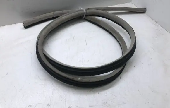 Chrysler 300 - 300C Rear door rubber seal (on body) 