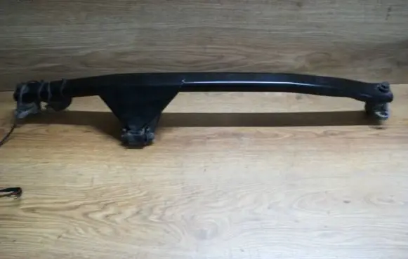 Engine mounting bracket