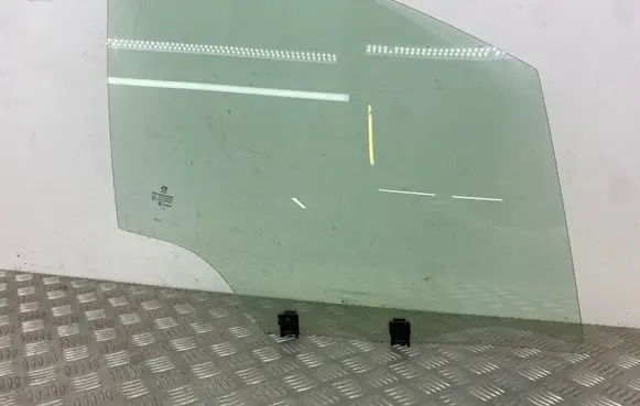 Peugeot 208 Front door window glass four-door