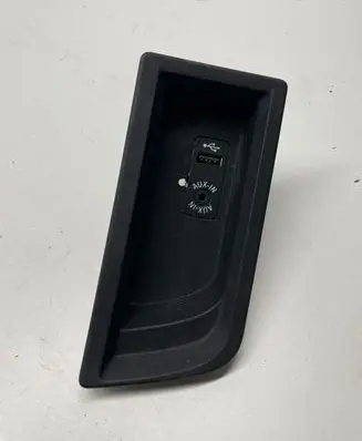 BMW 1 F20 F21 AUX in-socket connector 105026812 51169207357 9207357