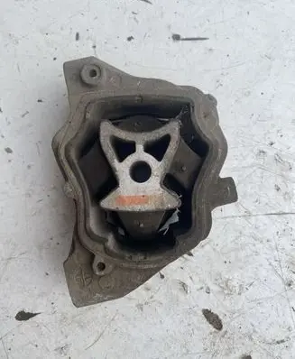 Land Rover Evoque I Engine mount bracket