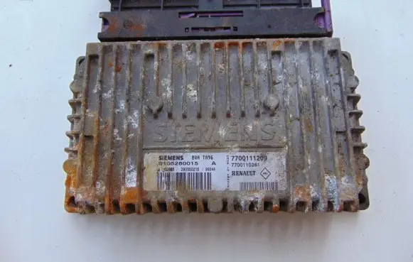 Renault Megane II Engine control unit/module 7700111209