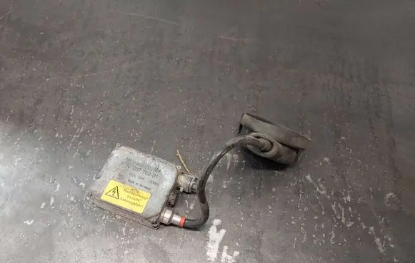 Volkswagen PASSAT B5 Voltage converter/converter module 00776001