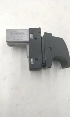 Volkswagen Golf V Electric window control switch V10730257