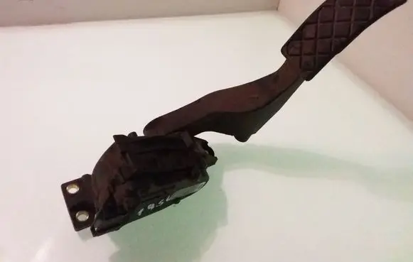 Volkswagen Golf IV Accelerator throttle pedal 1J1721503H