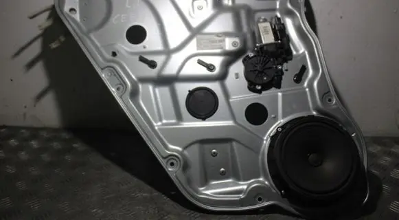 Rear door manual window regulator