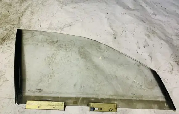 Opel Omega A Front door window glass four-door