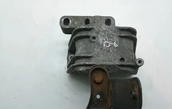 Volkswagen PASSAT B6 Engine mount bracket 1K0199262