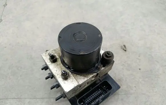 Skoda Fabia Mk2 (5J) ABS Pump 