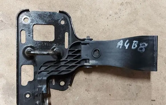 Audi A4 S4 B8 8K Engine bonnet/hood lock/latch loop/hook 8T0823480