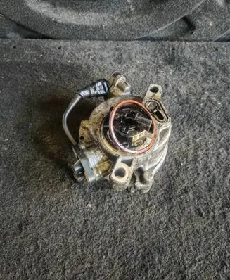 Peugeot 5008 Vacuum pump 9804021880