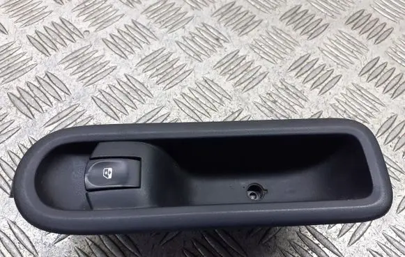 Renault Clio III Quarter vent window switch 8200356517B