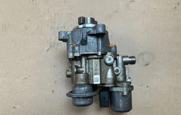 BMW 3 E92 E93 Fuel injection high pressure pump 7613933