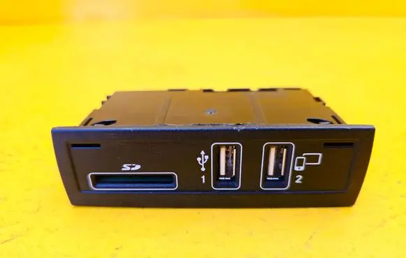 Mercedes-Benz S W222 USB socket connector A2228203026
