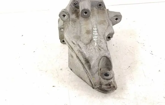 Mercedes-Benz C W204 Engine mounting bracket A6512230004 6512230004