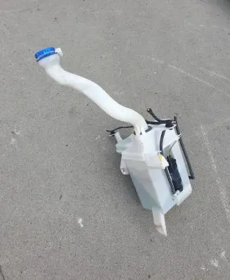 Suzuki Swift II Windshield washer fluid reservoir/tank 38400-68L10