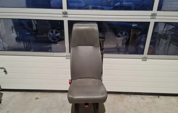Iveco Daily 30.8 - 9 Second row seats 