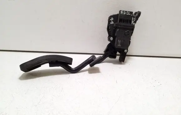 Accelerator throttle pedal