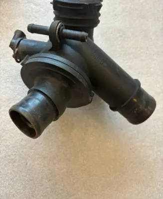 Mercedes-Benz E W212 Thermostat housing A6512881715 0631288171 6512001715