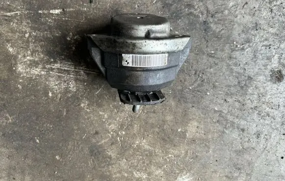 BMW 5 E60 E61 Engine mount bracket 677461901 15934612