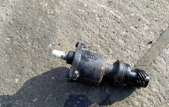 Volkswagen Golf III Vacuum pump 028207A