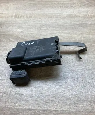 Volkswagen Golf IV Fuse module 1J0937550