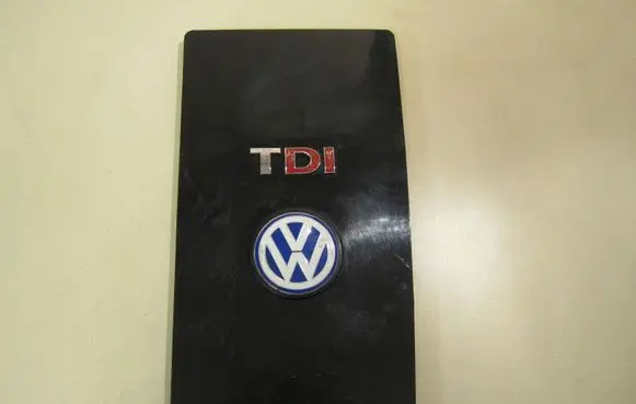 Volkswagen PASSAT B5.5 Engine cover (trim) 013223A