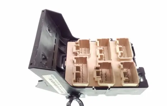 Toyota Avensis T250 Fuse module 8273405030