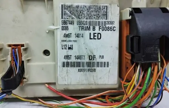 Ford Focus Fuse module 97RA012018