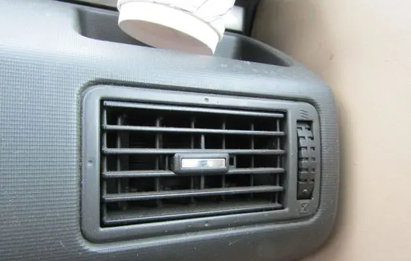 Nissan X-Trail T30 Dash center air vent grill 